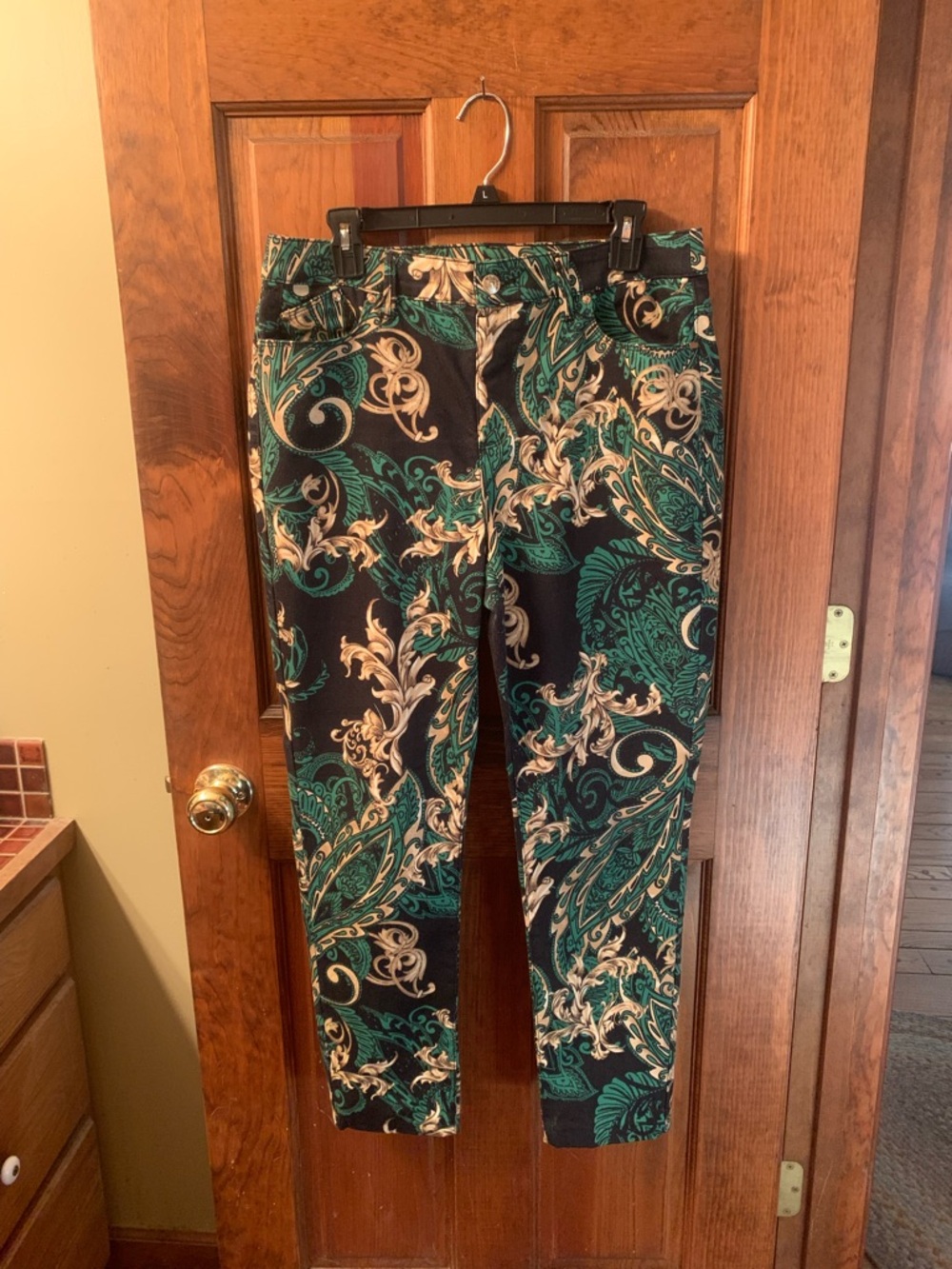 Chico's NEW NEVER WORN, Scroll pattern pull on Platinum Jeggins. Size 1.5 or 10.